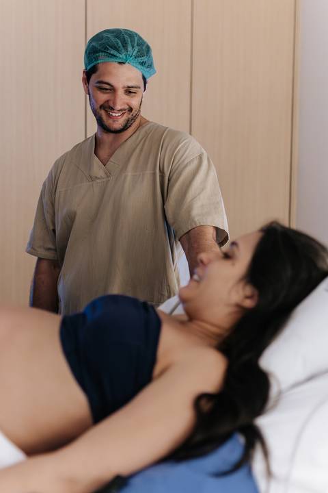 Foto aproximada da gestante durante contração com apoio do parceiro.'