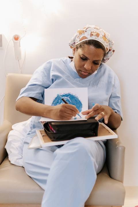 Foto da enfermeira realizando o carimbo da placenta (árvore da vida).'