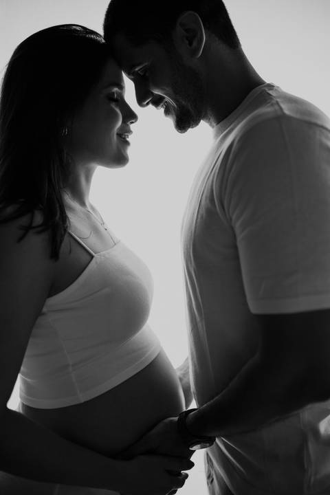 Foto em preto e branco da silhueta do casal em momento íntimo.'
