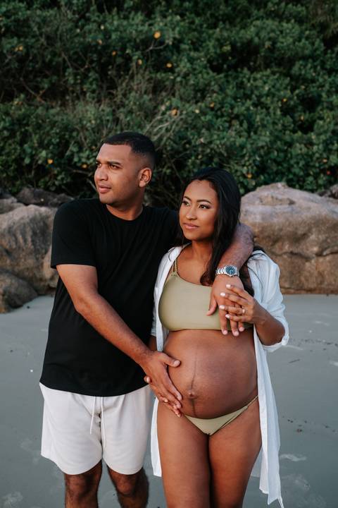 foto do casal abraçado em ensaio gestante. '