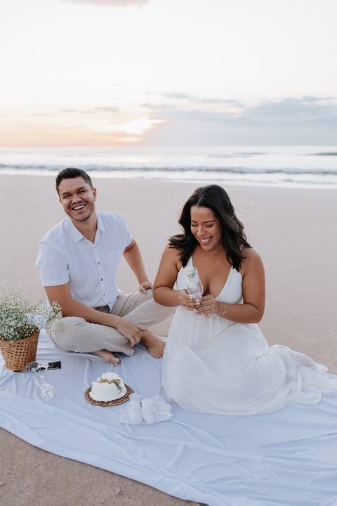 Foto do casal sorridente e descobrindo o sexo do bebê.'