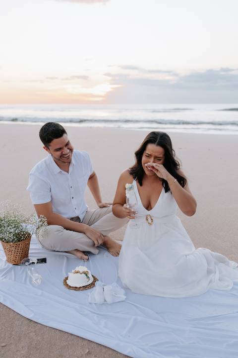 Foto da reação da gestante ao descobrir o sexo do bebê através da cor do bolo.'