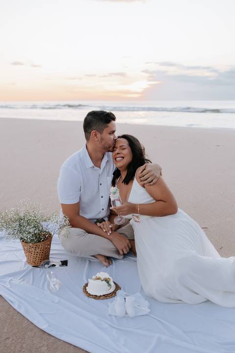 Foto do pai comemorando e beijando a gestante após a revelação do sexo.'