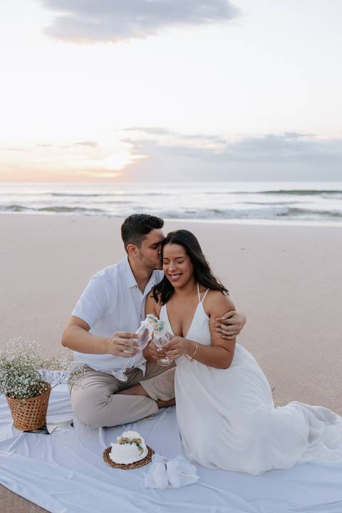 Foto do casal abraçado e emocionado após a descoberta no ensaio revelação.'