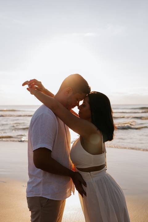 Foto do casal abraçado frente a frente em momento romântico.'