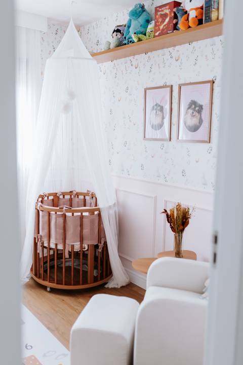 Foto do berço redondo com dossel no quarto preparado para o bebê.'