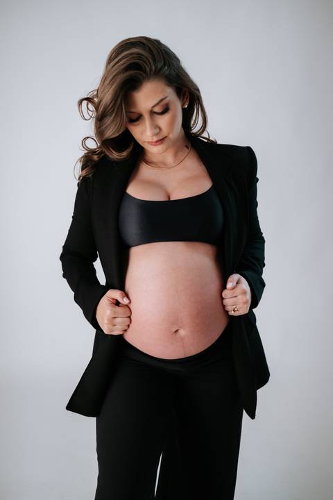 Foto de frente da gestante com look 