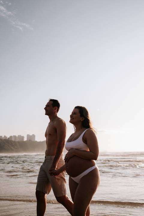 Foto de perfil da silhueta do casal observando o horizonte.'