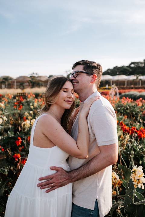 Foto aproximada do casal abraçado em momento de ternura.'
