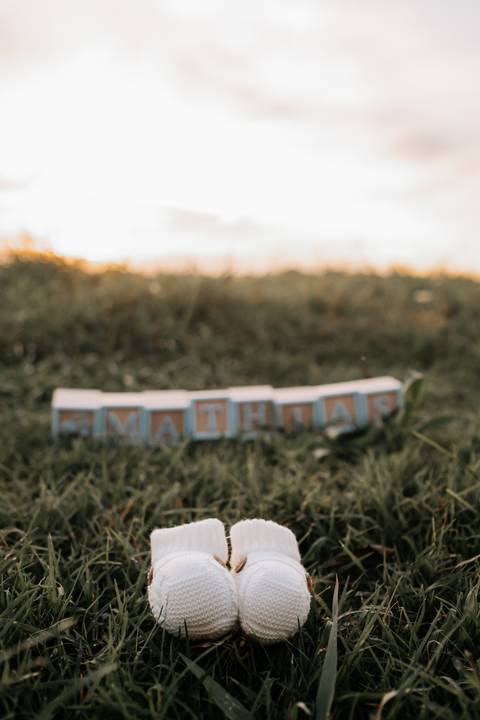 Foto de cubos de madeira formando o nome 