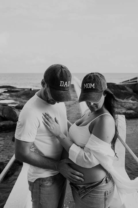 Foto em preto e branco do casal com os bonés personalizados.'