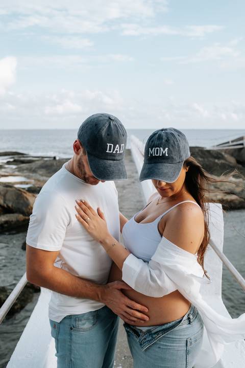 Foto do casal usando bonés 