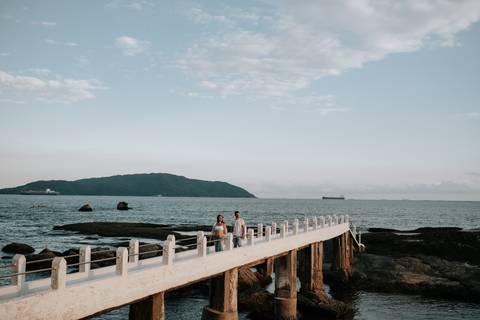 Foto em plano aberto da passarela branca durante o entardecer.'