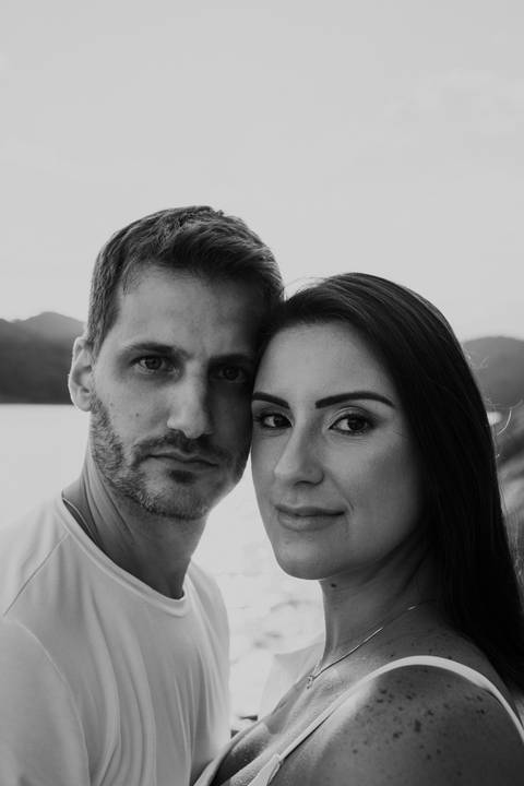 Retrato aproximado do casal em preto e branco destacando o olhar.'
