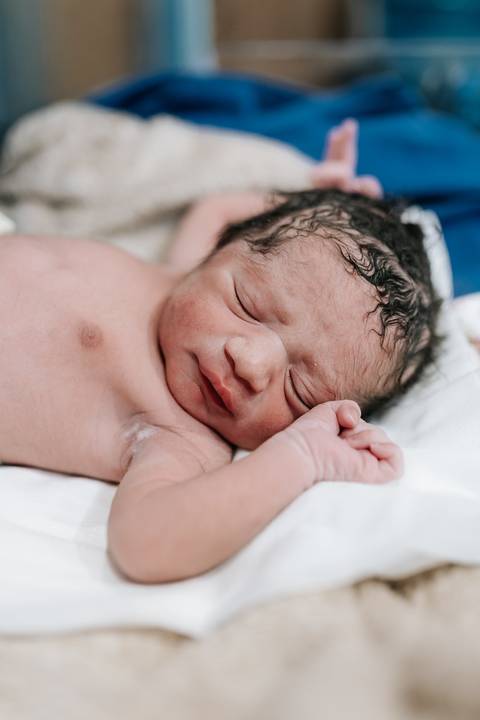 Foto aproximada da bebê Serena dormindo calmamente.'