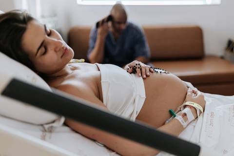 Foto da gestante em momento de repouso entre as contrações.'