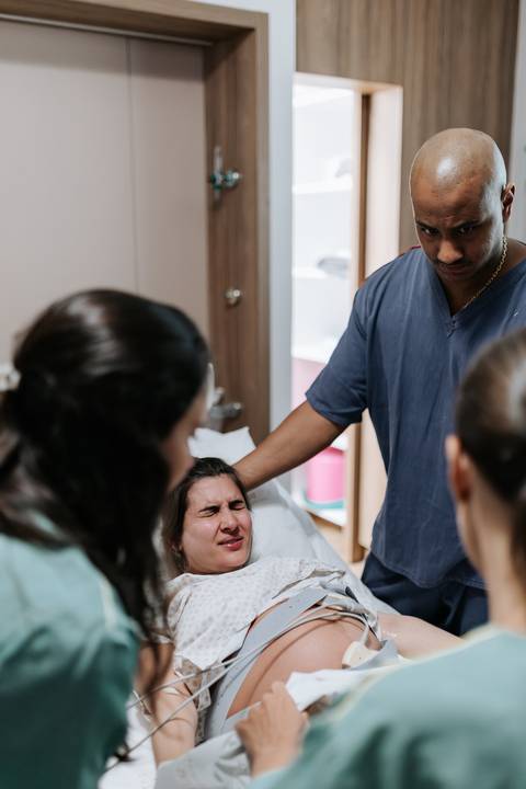 Foto da gestante em momento de concentração e força na fase ativa.'