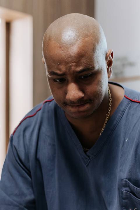 Foto de close do pai com expressão de apoio e emoção.'