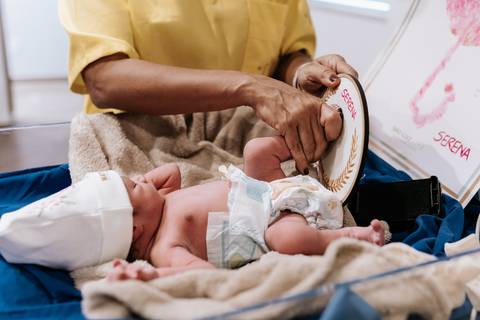 Foto da bebê fazendo o carimbo. '