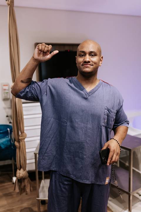 Foto do pai mostrando o carimbo.'