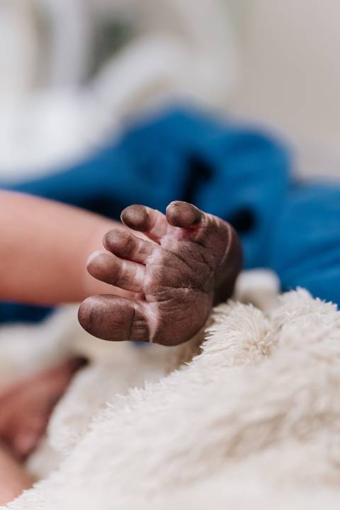 Foto em detalhe do pé da bebê recém-nascida.'