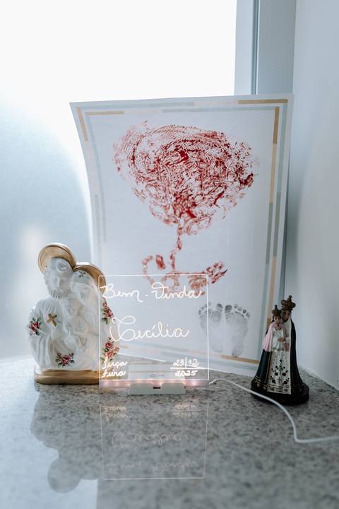 Foto da placa de boas-vindas ao lado do carimbo da placenta (árvore da vida).'