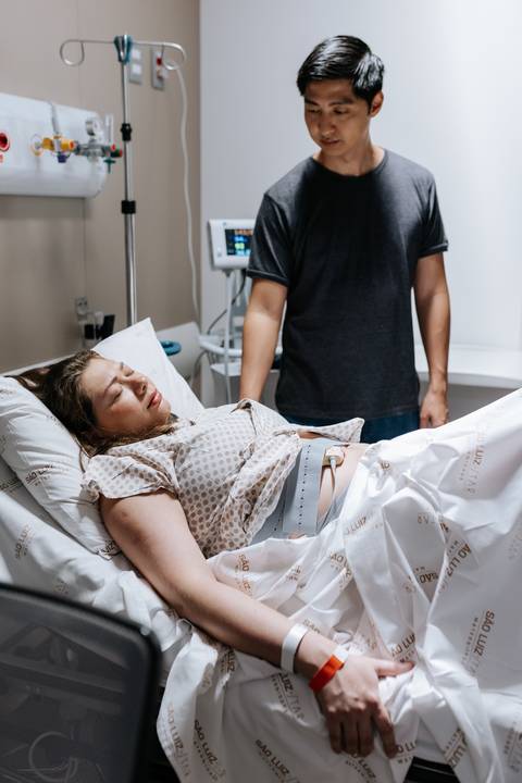 Foto aproximada da gestante em momento de concentração e contração.'