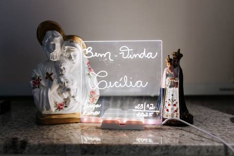 Foto de placa luminosa de boas-vindas com dados do nascimento.'