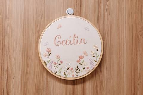 Foto do enfeite de porta personalizado com ilustrações florais.'