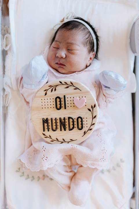 Foto em detalhe da placa de madeira escrita 