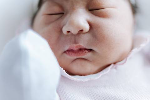 Foto de close da boca e nariz da bebê em seus primeiros dias.'