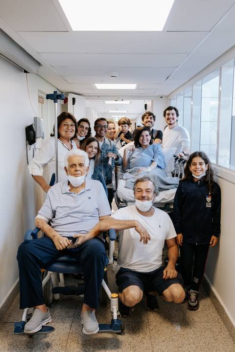 Foto da família reunida no corredor do hospital junto com a gestante antes do parto. '
