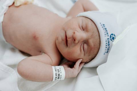 Foto de close de um dos bebês dormindo tranquilamente.'