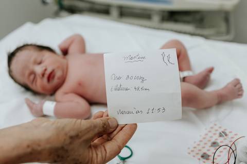 Foto da ficha de identificação com as informações do nascimento do segundo gêmeo.'