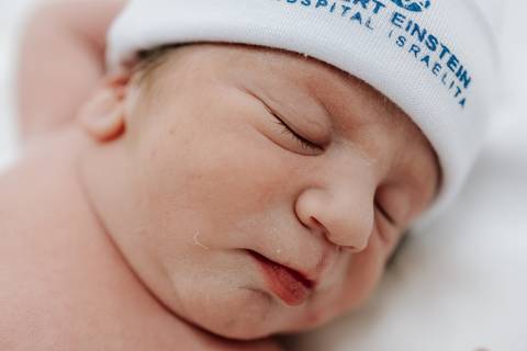 Foto aproximada de um dos bebês dormindo tranquilamente.'