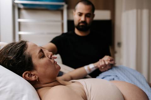 Foto da gestante em momento de concentração e repouso no trabalho de parto.'