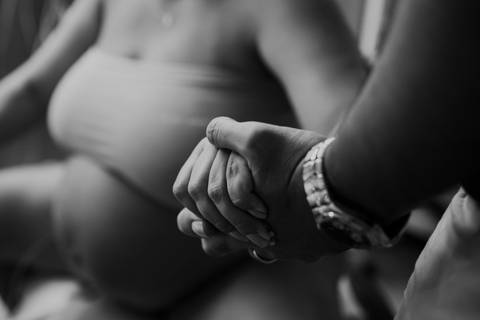Versão em preto e branco destacando o detalhe das mãos unidas.'