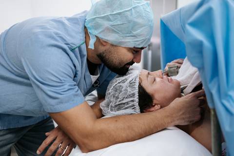 foto do casal e o bebê logo após o nascimento. '