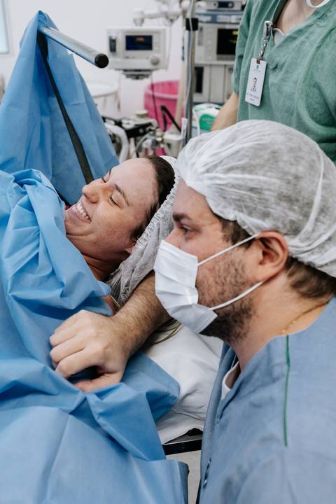 Close do casal em momento de conexão durante o procedimento.'