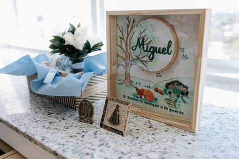 Foto da decoração personalizada no quarto da maternidade com o nome 