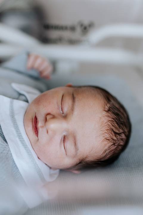 Retrato aproximado de perfil do bebê descansando.'