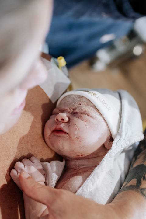 Foto de close do rosto da bebê Maria Eduarda ao nascer.'