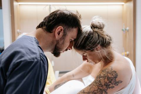 Foto do casal unido rosto a rosto em profunda conexão.'