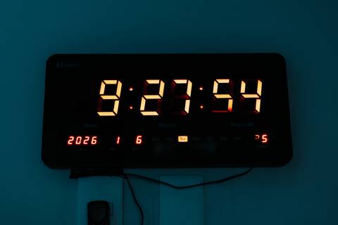 Foto do relógio digital marcando o horário. '