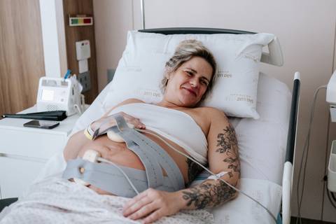 Foto em detalhe do monitoramento fetal na barriga.'