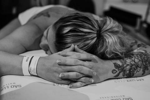 Foto em preto e branco da gestante em momento de descanso. '