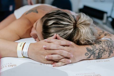 Foto da gestante em repouso e concentração entre contrações.'