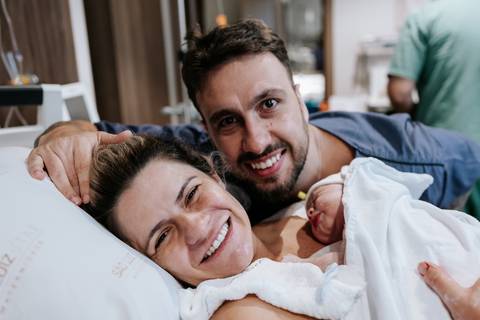 Foto aproximada da família reunida após o nascimento.'