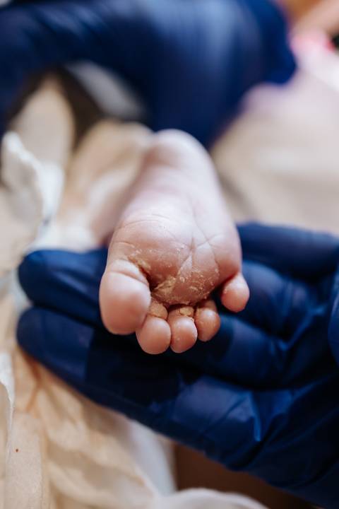 Foto em detalhe da sola do pé da recém-nascida.'