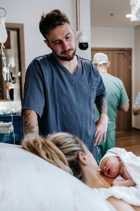 Foto do parceiro observando a mãe e a filha. '